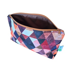Neszesszer vízálló poliészterből - barna háromszögek - táska & tok - neszesszer - Meska.hu