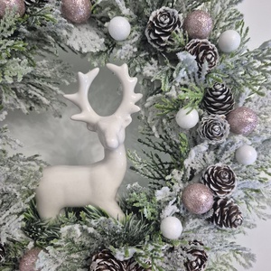 Kézműves havas téli koszorú, porcelán szarvassal (34 cm) - karácsony - karácsonyi lakásdekoráció - karácsonyi ajtódíszek - Meska.hu