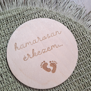 Hamarosan érkezem... tábla, Ruha & Divat, Babaruha & Gyerekruha, Babafotózási ruha és kellék, Famegmunkálás, MESKA