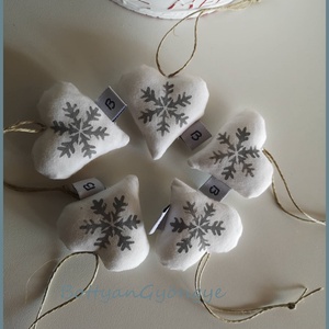 Karácsonyi hópelyhes szívek - szürke - karácsony - karácsonyi lakásdekoráció - karácsonyfadíszek - Meska.hu