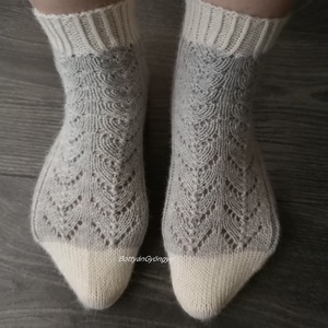 Csipkés kötött zokni - szürke / nyers - ruha & divat - cipő & papucs - zokni - Meska.hu