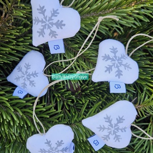 Karácsonyi hópelyhes szívek - szürke, Karácsony, Karácsonyi lakásdekoráció, Karácsonyfadíszek, Varrás, MESKA