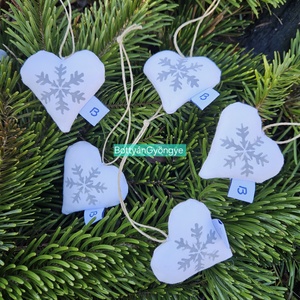 Karácsonyi hópelyhes szívek - szürke - karácsony - karácsonyi lakásdekoráció - karácsonyfadíszek - Meska.hu