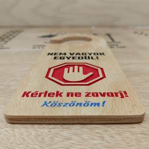 Ajtókilincs tábla Nem vagyok egyedül! Kérlek ne zavarj! felirattal, Otthon & Életmód, Dekoráció, Ajtó- és ablak dekoráció, Ajtótábla, Famegmunkálás, MESKA