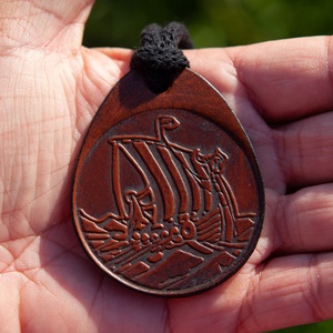 Viking Hajó bőr medál - Viking stílus - ékszer - nyaklánc - medál - Meska.hu