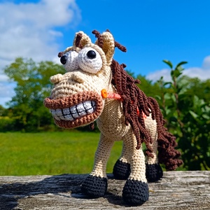 Horgolt ló figura  vicces kézműves ajándék gyerekeknek és felnőtteknek, Játék & Sport, Plüssállat & Játékfigura, Más figura, Horgolás, MESKA