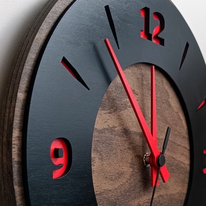 Modern falióra  fából készült, fekete design piros számokkal, 28 cm - otthon & életmód - dekoráció - fali és függő dekoráció - falióra & óra - Meska.hu