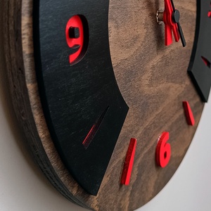 Modern falióra  fából készült, fekete design piros számokkal, 28 cm - otthon & életmód - dekoráció - fali és függő dekoráció - falióra & óra - Meska.hu
