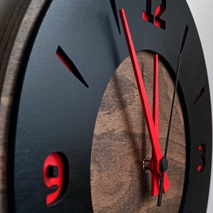 Modern falióra  fából készült, fekete design piros számokkal, 28 cm - otthon & életmód - dekoráció - fali és függő dekoráció - falióra & óra - Meska.hu