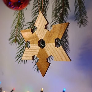 Hópehely karácsonyfadísz - dió és kőris, Karácsony, Karácsonyi lakásdekoráció, Karácsonyfadíszek, Famegmunkálás, MESKA