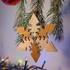 Hópehely karácsonyfadísz - dió és kőris, Karácsony, Karácsonyi lakásdekoráció, Karácsonyfadíszek, Famegmunkálás, MESKA