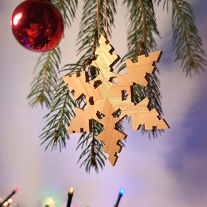 Hópehely karácsonyfadísz cseresznye-és tölgyfából, Karácsony, Karácsonyi lakásdekoráció, Karácsonyfadíszek, Famegmunkálás, MESKA