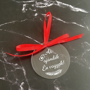 Vicces Akril Karácsonyfadísz - Az ajándék Én vagyok! - Önironikus Ajándék, Karácsony, Karácsonyi lakásdekoráció, Karácsonyfadíszek, Fotó, grafika, rajz, illusztráció, MESKA