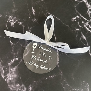 Szarkasztikus Akril Karácsonyfadísz - Fenyőfa, Pia, Rokonok... Mi baj lehet? - vicces Ajándék, Karácsony, Karácsonyi lakásdekoráció, Karácsonyfadíszek, Fotó, grafika, rajz, illusztráció, MESKA