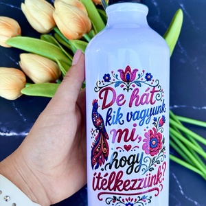 Hímzett hatású magyar népi mintás kulacs � De hát kik vagyunk mi, hogy ítélkezzünk? � 600 ml - Meska.hu