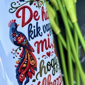 Hímzett hatású magyar népi mintás kulacs � De hát kik vagyunk mi, hogy ítélkezzünk? � 600 ml - otthon & életmód - konyhafelszerelés, tálalás - italos kellékek - kulacsok - Meska.hu