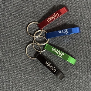 Gravírozott fém sörnyitó kulcstartó - otthon & életmód - konyhafelszerelés, tálalás - italos kellékek - sörnyitó - Meska.hu