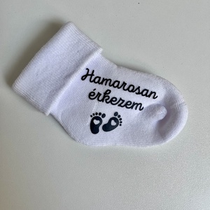 Hamarosan érkezem! Baba bejelentő kis zokni - ruha & divat - babaruha & gyerekruha - babafotózási ruha és kellék - Meska.hu
