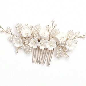 Fehér virágos menyasszonyi hajdísz, Esküvő, Hajdísz, Fésűs hajdísz, Gyöngyfűzés, gyöngyhímzés, Ékszerkészítés, MESKA