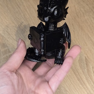 Fourth Wing ihlette olvasó kis sárkány Andarna, Otthon & Életmód, Dekoráció, Asztal és polc dekoráció, Könyvszobor, Mindenmás, MESKA