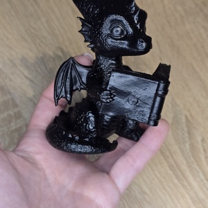 Fourth Wing ihlette olvasó kis sárkány Andarna - otthon & életmód - dekoráció - asztal és polc dekoráció - könyvszobor - Meska.hu