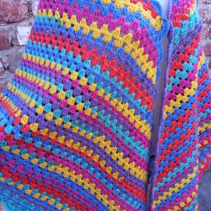 Adriana Horgolt vállkendő - háromszög alakú  - ruha & divat - sál, sapka, kendő - vállkendő - Meska.hu