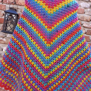 Adriana Horgolt vállkendő - háromszög alakú  - ruha & divat - sál, sapka, kendő - vállkendő - Meska.hu