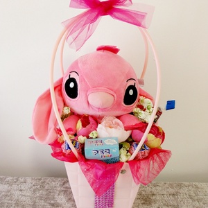 Ballagó virágtáska édességgel , Otthon & Életmód, Virágdekoráció, Virágok, Virágcsokor, , Stitch (Angela) mesefigurával (20 cm), virágokkal, édességgel, igazi csajos ballagó virágtáska. 
Ta..., MESKA