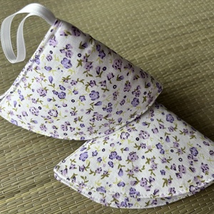 Edényfogó- lila virágos, Otthon & Életmód, Konyhafelszerelés, tálalás, Konyhai textil, Edényfogó & Edényfedő, Varrás, MESKA