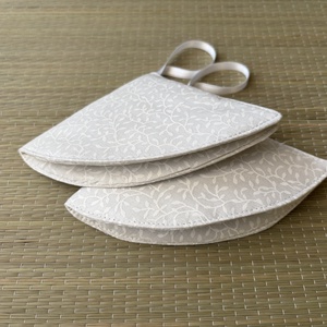 Edényfogó- fehér indás - otthon & életmód - konyhafelszerelés, tálalás - konyhai textil - edényfogó & edényfedő - Meska.hu