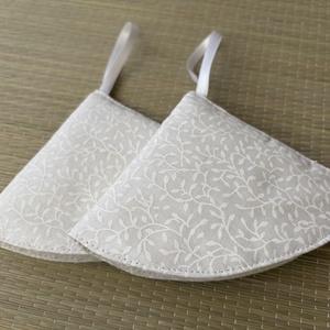 Edényfogó- fehér indás - otthon & életmód - konyhafelszerelés, tálalás - konyhai textil - edényfogó & edényfedő - Meska.hu