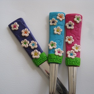 felnőtt méretű színes evőeszköz készlet -  fehér virágokkal -  - Meska.hu