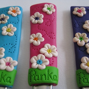 felnőtt méretű színes evőeszköz készlet -  fehér virágokkal -  - Meska.hu