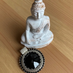 Fekete kerek Swarovski kristályos gyöngy medál, Ékszer, Nyaklánc, Medál, Gyöngyfűzés, gyöngyhímzés, Meska