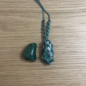 Malachit amulett makraméba foglalva - ékszer - nyaklánc - hosszú nyaklánc - Meska.hu