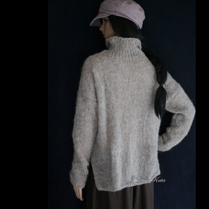 TEKNŐCALPAKA-PULCSI - exkluzív kézzel kötött pulóver / szürke  - ruha & divat - női ruha - pulóver - Meska.hu