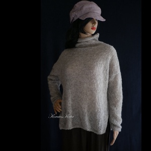 TEKNŐCALPAKA-PULCSI - exkluzív kézzel kötött pulóver / szürke  - ruha & divat - női ruha - pulóver - Meska.hu