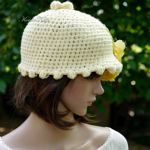 KOZIMA - romantikus horgolt kalapka selyemvirággal - ruha & divat - sál, sapka, kendő - sapka - Meska.hu