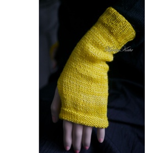BOSZI KESZTYŰ / deluxe - exkluzív kézzel kötött kesztyűszár, kézmelegítő / napsárga KÉSZLETEN - ruha & divat - sál, sapka, kendő - kesztyű - Meska.hu