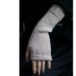 BOSZI KESZTYŰ / selymes - exkluzív kézzel kötött kesztyűszár, kézmelegítő / ekrü KÉSZLETEN - ruha & divat - sál, sapka, kendő - kesztyű - Meska.hu