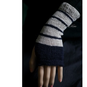 BOSZI-KESZTYŰ / mistery - exkluzív kézzel kötött kesztyűszár, kézmelegítő / bézs+kék KÉSZLETEN - Meska.hu