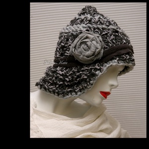 CLOCHE-ART - extravagáns kézzel kötött kalap / szürke, fekete - Meska.hu