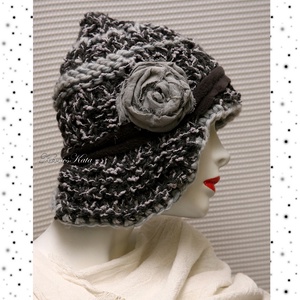 CLOCHE-ART - extravagáns kézzel kötött kalap / szürke, fekete - ruha & divat - sál, sapka, kendő - sapka - Meska.hu