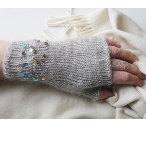 BIZSU-KESZTYŰ / selymes - exkluzív kézzel kötött flitteres kid-silk kesztyű / homok - ruha & divat - sál, sapka, kendő - kesztyű - Meska.hu