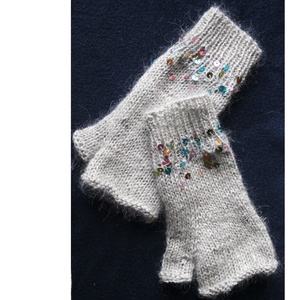BIZSU-KESZTYŰ / selymes - exkluzív kézzel kötött flitteres kid-silk kesztyű / homok - ruha & divat - sál, sapka, kendő - kesztyű - Meska.hu