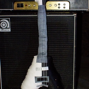 Gitár alakú párna - Fekete-fehér Gibson Flying V típusú gitár párna - csak rendelésre! - otthon & lakás - lakástextil - párna & párnahuzat - Meska.hu Gitár alakú párna - Fekete-fehér Gibson Flying V típusú gitár párna - csak rendelésre! - otthon & lakás - lakástextil - párna & párnahuzat - Meska.hu