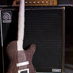 Gitár alakú párna - Barna színű Gibson Les Paul típusú gitár párna élethű nagyságban - otthon & lakás - lakástextil - párna & párnahuzat - Meska.hu