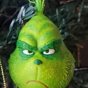 Grinch Karácsonyfa dísz., Karácsony, Karácsonyi lakásdekoráció, Karácsonyfadíszek, Újrahasznosított alapanyagból készült termékek, Festett tárgyak, MESKA