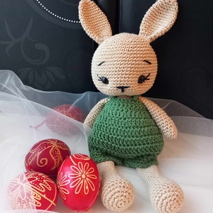 Amigurumi nyuszi zöld nadrágban - Meska.hu