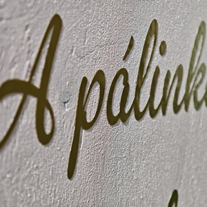 Nézelődünk, nézelődünk a pálinka meg nem fogy tábla - esküvő - dekoráció - tábla & jelzés - Meska.hu